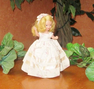 Muñeca de colección Nancy Ann Storybook ojos negros con vestido floral cabello rubio 5,5" de alto - Imagen 1 de 9