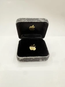 Apple Computer Service Pin - 18 Karat Solid Gold with 5 Diamonds & Original Box - Zdjęcie 1 z 3