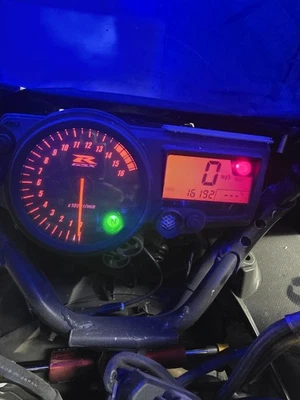 2004-2005 SUZUKI GSXR 750 SPEEDO TACH GAUGES DISPLAY CLUSTER 16k MILES!! - Image 1 of 4