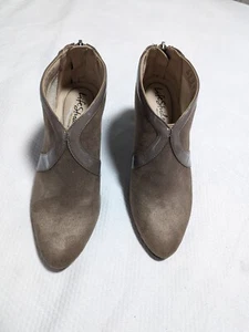 Women’s LifeStride Glamour Taupe Suede Heel Booties 6M. - Picture 1 of 10