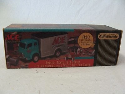 Banco de camión Ace Hardware 1949 cabina inclinable blanca y Ford Runabout 1918 escala 1:43 Foto 1 de 4