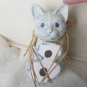 Vintage Keramik blaue Katze sitzend auf Regal mit Blick nach unten mit blauen Akzenten Halsband - Bild 1 von 10