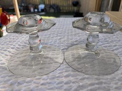 Juego de 2 candelabros de vidrio transparente Pottery Barn, excelente estado, 4,5" de alto Foto 1 de 4