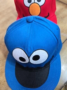 NUOVO set berretti da baseball rosso e blu Sesame Street Elmo blu (L/XL), rosso (OSFM) - Foto 1 di 18