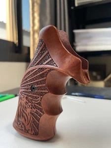 Nuevas empuñaduras para empuñadura de revólver Taurus mediana/grande, .357, arte de 6 disparos sobre madera; Bull - Imagen 1 de 7