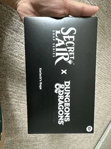 MTG SECRET LAIR X DUNGEONS & DRAGONS: KARLACH'S RAGE NON FOIL EDITION In Hand - Bild 1 von 2