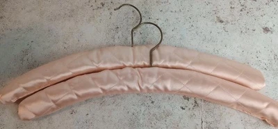 Vintage Paar wattierte Kleiderbügel x2 rosa 41 cm Handarbeit Retro Schlafzimmer Boudoir - Bild 1 von 4