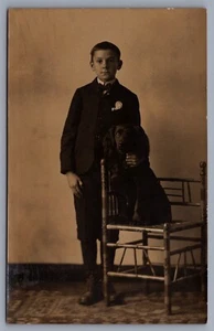 Gut gekleideter Junge mit Cocker Spaniel Studio RPPC Postkarte Omer Westfall H14 - Bild 1 von 2