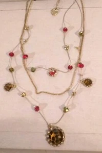 Collar Betsey Johnson Triple Nivel Estampado Animal Cristal Rojo y Corazones Tono Dorado - Imagen 1 de 5