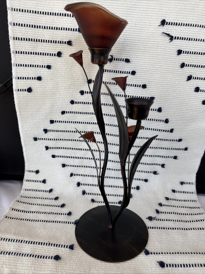 Candelabro independiente con luz de té Cala Lily de vidrio y metal Foto 1 de 4