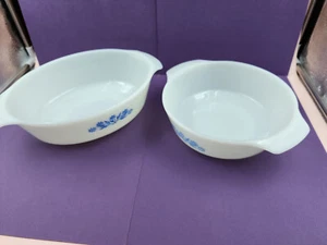 2 piatti vintage Anchor Hocking Fire King blu margherita fiordaliso ovale (433) e Rd (436) - Foto 1 di 14