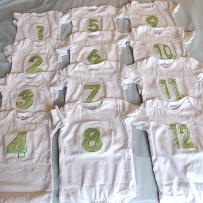 Juego de 12 bodys mamelucos de una pieza para bebé infantil VERDE números satinados Foto 1 de 4