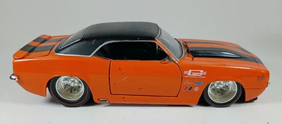Camaro Z-28 1969 Jada Bigtime Muscle, escala 1/24. Naranja con rayas negras. Foto 1 de 4
