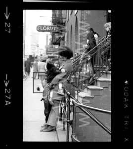 '71 Village Negro Afro Madre Niño Niño Manhattan Nueva York Antiguo 35mm Foto Negativo D8 - Imagen 1 de 1