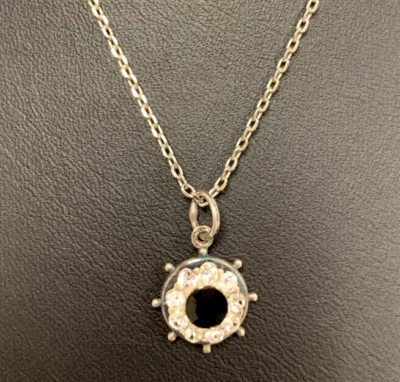 Colgante de rueda de barco de cristal negro y transparente Mariana en cadena plateada de 20" Foto 1 de 4