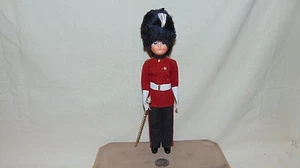 MUÑECA DE PLÁSTICO INGLÉS DE COLECCIÓN OJOS SOÑOLIENTOS GUARDIA REAL 10" DE ALTO - Imagen 1 de 6