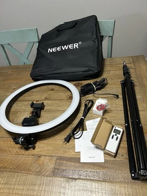 Neewer 10088612 18 pulgadas 55W 5500K Kit de luz de anillo LED tiene bolsa de transporte color negro Foto 1 de 4