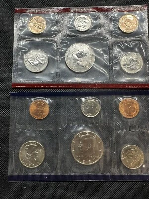 1997 P & D Official BU US Government  Mint Sets, in Official Plastic Pouch's. - Image 1 of 4
