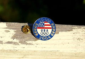 Go USA 2004 Olympia Ringe Flagge Metall & rot weiß blau Emaille Anstecknadel Pinback - Bild 1 von 4