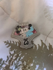Disney pin 101229 Hollywood Studios 25th Anniversary – Mystery Mickey & Minnie - Picture 1 of 3