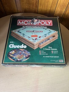 Monopoly y Cluedo Plus 5 juegos clásicos en un gabinete de madera maciza juego de mesa - Imagen 1 de 19