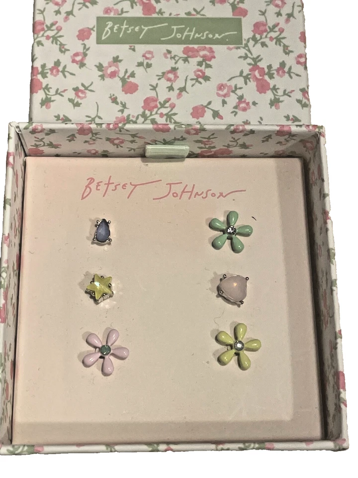 Nuevo Juego de Pendientes Betsey Johnson Flor Tachuelas Corazón Estrella Forma Pera Verano Pastel Foto 1 de 4