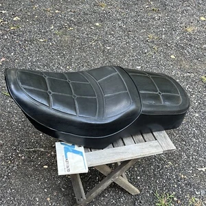 Kawasaki KZ750 LTD 1983 OEM asiento de sillín doble con manual del propietario en compartimento - Imagen 1 de 13