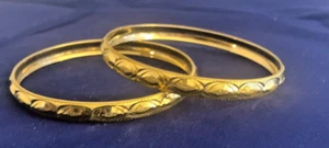 BANGLE BRACELETS PAIR VINTAGE 1980'S 1990'S GOLD COLOR ETCHING 2.5" OPENING ON B - Picture 1 of 8