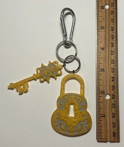 Handgefertigter Harz Schlüsselanhänger Taschenclip - Schloss & Schlüssel - Gold & Silber - neues Hausgeschenk - Bild 1 von 1