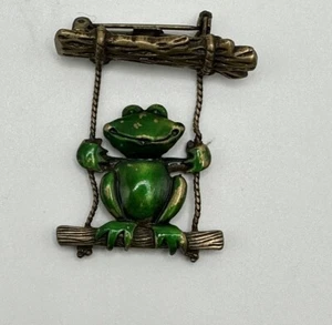 Artifacts JJ Green & Bronze Tone Frog on Swing Brooch Pin Vintage - Picture 1 of 3