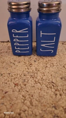 ¡Nuevo agitador de sal y pimienta azul con letras blancas! Foto 1 de 4