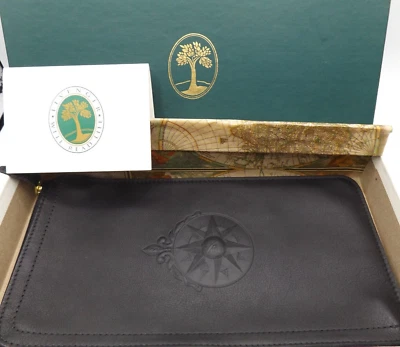 Estuche de vuelo de cuero negro LEVENGER BIEN LEÍDO ~ Caja de regalo original brújula en relieve Foto 1 de 4