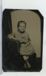 Junges Mädchen sitzend auf Stuhlkante Farbtyp Ferrotype - Bild 1 von 2