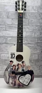 Vintage/Sammlerstück One Direction Kindergitarre handsigniert von Bandmitgliedern - Bild 1 von 8