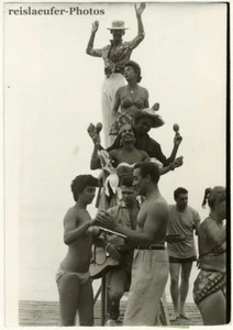 Mick Micheyl, fiesta en la playa en Niza, foto original de 1957 - Imagen 1 de 1