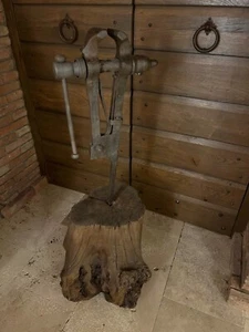 Antico utensile morsa banco rurale legno ceppo arredo cantina ristorante bistrot - Foto 1 di 5