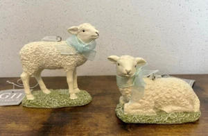 2 adornos de resina para ovejas, de pie y descansando, Galería II NUEVO CON ETIQUETAS - Imagen 1 de 8