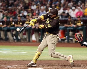 Foto de béisbol Luis Arraez balanceándose al bate de los Padres de San Diego 8x10 MLB - Imagen 1 de 1