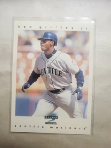 1997 Score Baseball Ken Griffey Jr # 156 Seattle Mariners - Picture 1 of 2