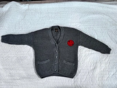 Raro Cárdigan Gris "BeLuckyKids" con Parche Rojo Smiley Face Foto 1 de 4
