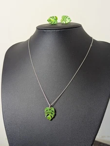 Grüne Monstera Blatt Ohrringe & passender Halskette Anhänger & Sterling Silber Kette - Bild 1 von 7