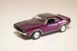 A35 1:64 GREENLIGHT AUTO WORLD 1971 DODGE CHALLENGER PURPLE QUASI COME NUOVO - Foto 1 di 7