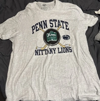 Camisa Gráfica XL Para Hombre Penn State Hockey '47 "Frozen Confines" Foto 1 de 3