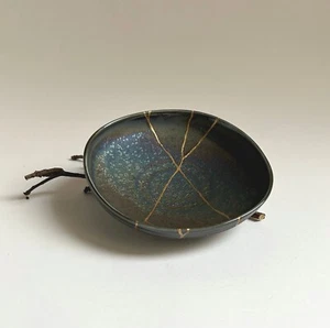 Piattino blu cangiante con l'arte Kintsugi, caramica giapponese speciale. - Bild 1 von 7
