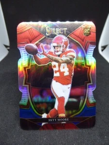 2022 PANINI SELECT SKYY MOORE-CHIEFS -CONCOURSE LEVEL #21- R/W/B PRIZM- DIE CUT - Bild 1 von 2