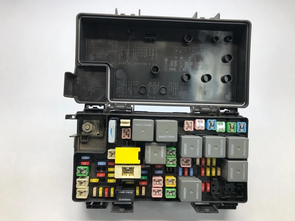 Chrysler Town & Country 2009 módulo de alimentación totalmente integrado caja de fusibles 4692302ab Foto 1 de 4