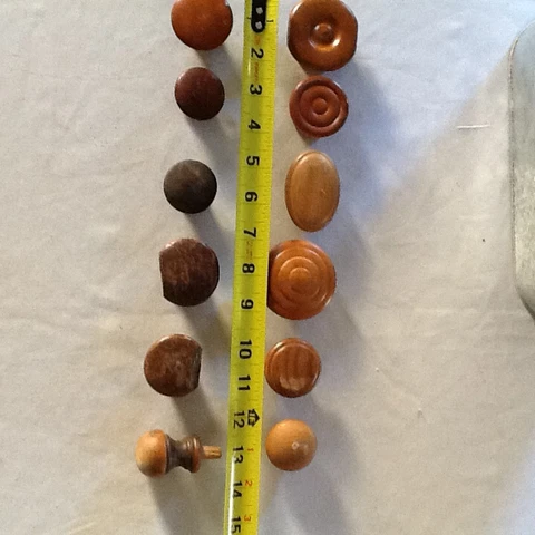 12 VINTAGE WOODEN ASSORTED FURNITURE KNOBS 32623e Cover