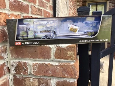 1/64 DCP PETERBILT 389 63 Sleeper HEAVY HAUL W/ FONTAINE TRI AXLE LOWBOY TRAILER - Image 1 of 4