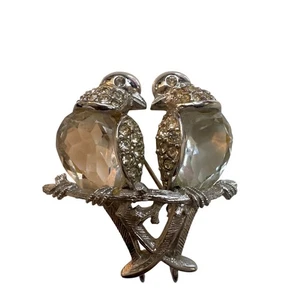 Broche LoveBirds Cristal Swarovski Tono Plata Logo Bloque SC Retirado - Imagen 1 de 3
