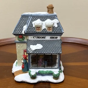 "Casa de Navidad de cerámica de colección 1997 Victorian Village Curiosity Shop con personas 6""" - Imagen 1 de 11